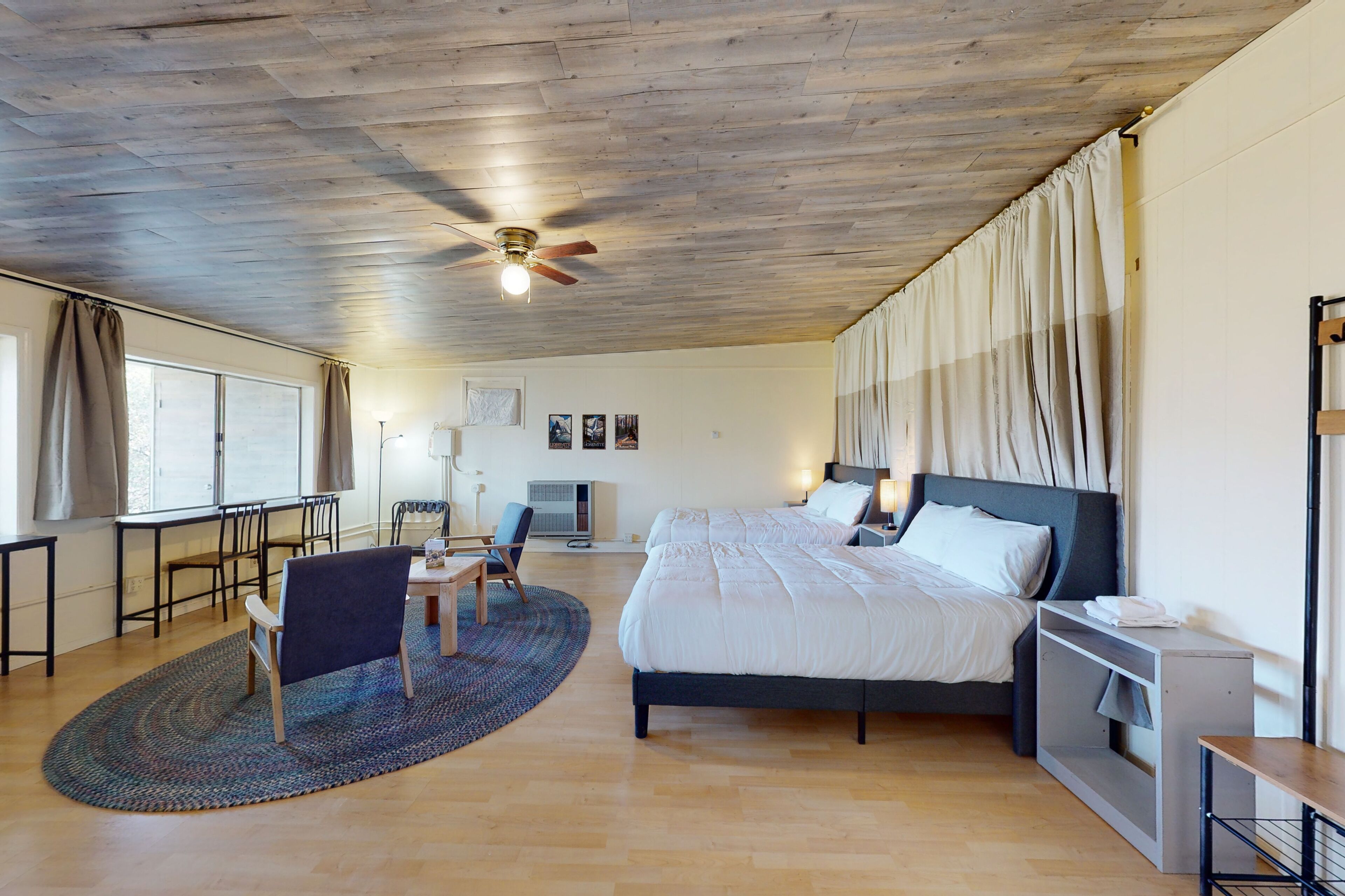 Renovated studio by downtown with deck, mtn & valley views, grill & kitchenette