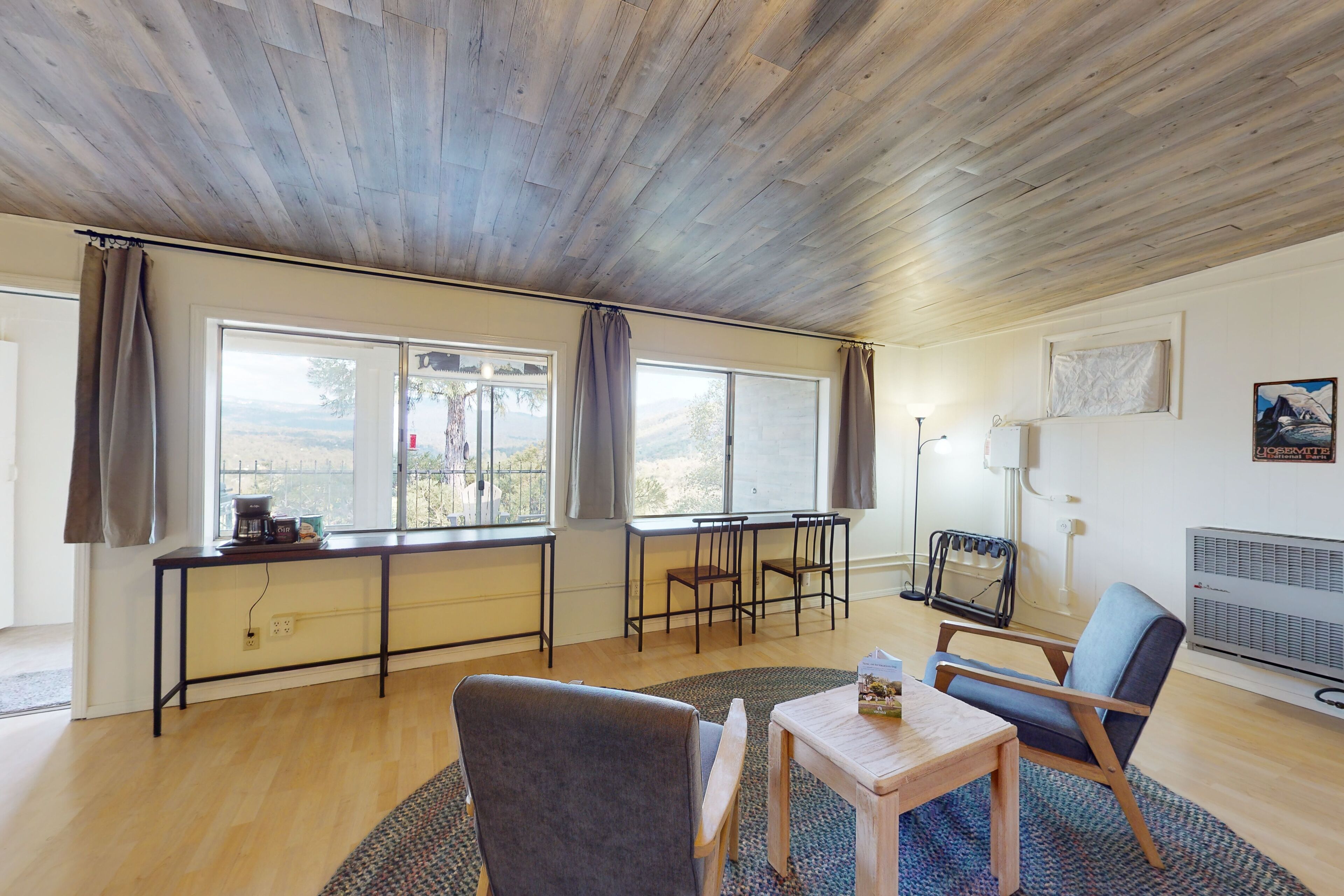 Renovated studio by downtown with deck, mtn & valley views, grill & kitchenette