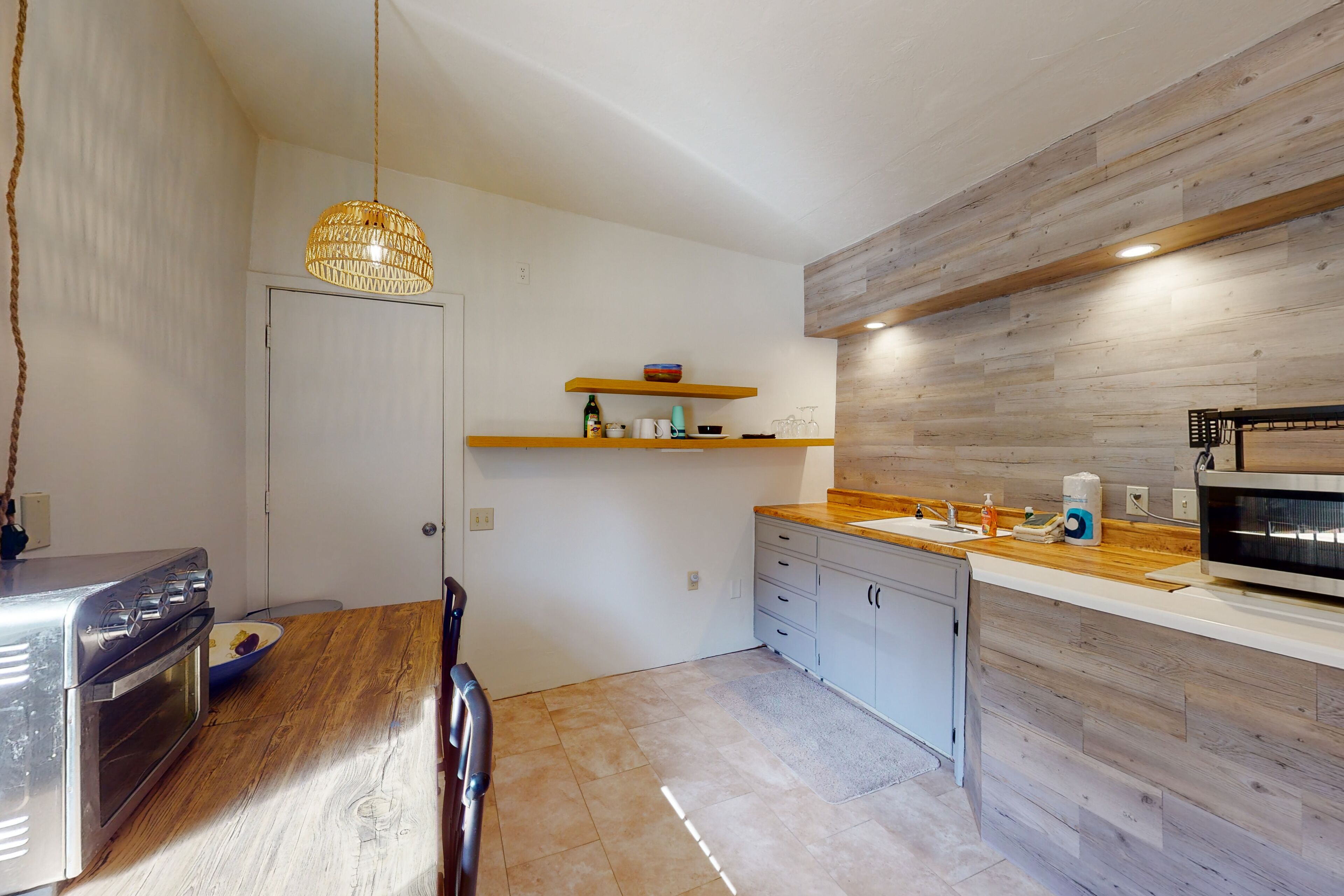 Renovated studio by downtown with deck, mtn & valley views, grill & kitchenette