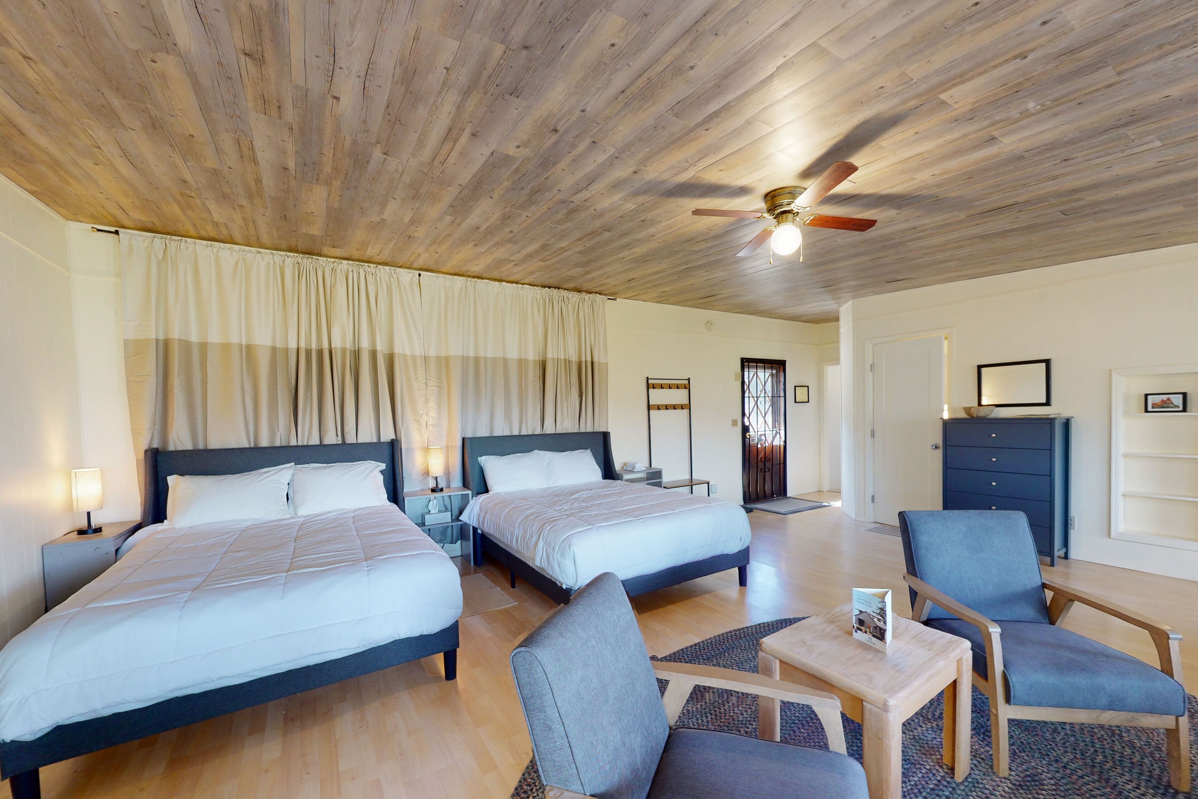 Renovated studio by downtown with deck, mtn & valley views, grill & kitchenette