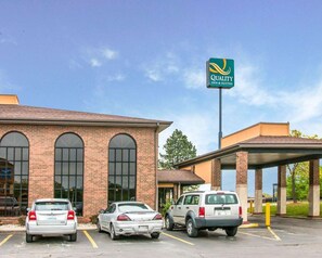 Exterior - Baymont by Wyndham Flint Airport North (Flint)