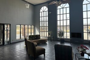 Interior - Baymont by Wyndham Flint Airport North (Flint)