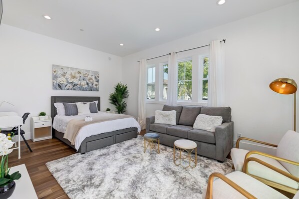 1 dormitorio, escritorio, tabla de planchar con plancha y wifi