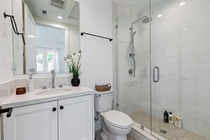 Ducha, secador de pelo, toallas y jabón