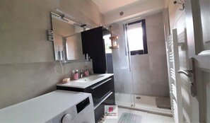 Doccia, asciugamani, sapone, shampoo