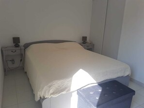 2 makuuhuonetta, silitysrauta/-lauta, ilmainen Wi-Fi, vuodevaatteet