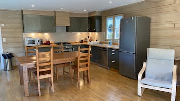 Kylskåp, mikrovågsugn, spishäll och diskmaskin