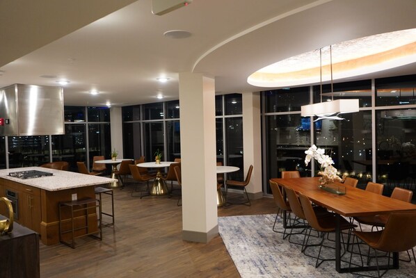 Dining - Beverly Hills Penthouse Suite The Gulch (Nashville)