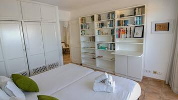 2 quartos, ferros/tábuas de passar roupa, acesso à internet