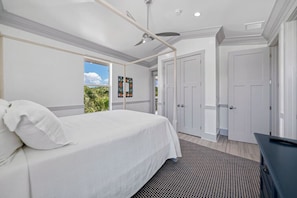 6 bedrooms, desk, iron/ironing board, travel crib