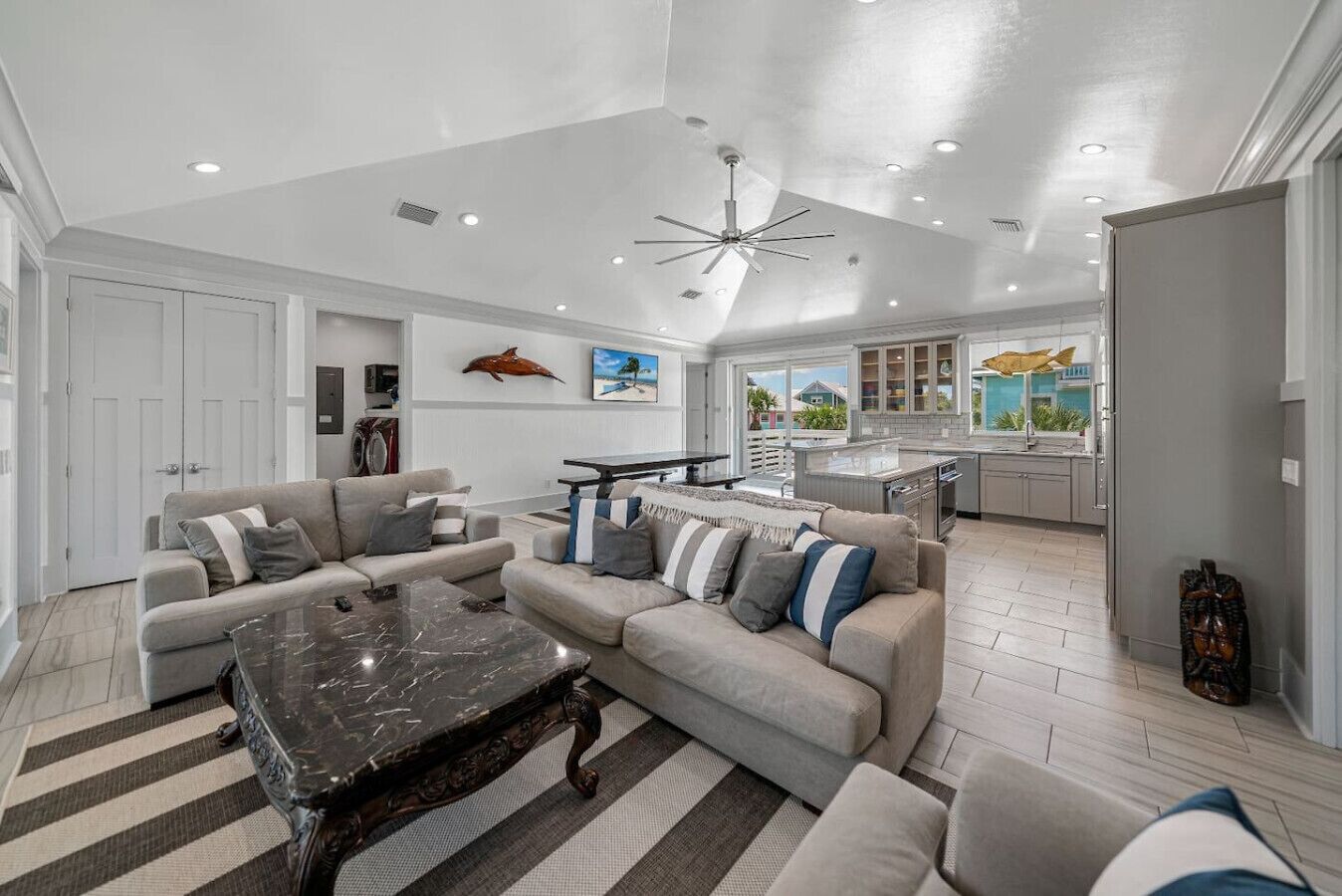 TV, mesa de pingue-pongue, aparelho de som