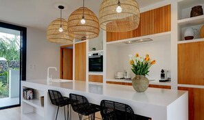 Réfrigérateur, batterie de cuisine, vaisselle et ustensiles