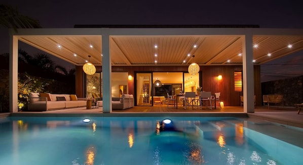 Piscine chauffée, chaises longues