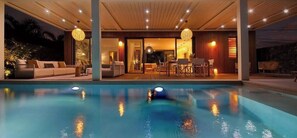 Piscine chauffée, chaises longues