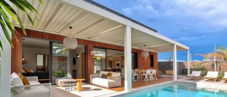 Piscine chauffée, chaises longues