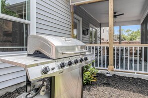 Outdoor dining - Wonderful New Dog Friendly Home with Hot Tub, Golf Cart and Screened In Porch, Easy Access to Beach (Oak Island)