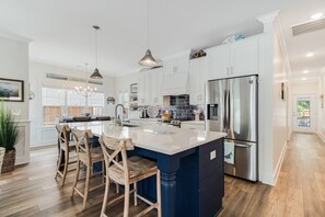 Réfrigérateur, four à micro-ondes, surface de cuisson, lave-vaisselle