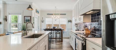 Kühlschrank, Mikrowelle, Herdplatte, Geschirrspüler