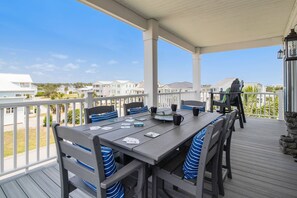 Outdoor dining - Amazing Home with Pool, Golf Cart, Elevator, Hot Tub, Fire Pit Short Walk to the Beach (Oak Island)