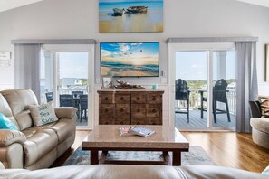 Smart TV - Amazing Home with Pool, Golf Cart, Elevator, Hot Tub, Fire Pit Short Walk to the Beach (Oak Island)