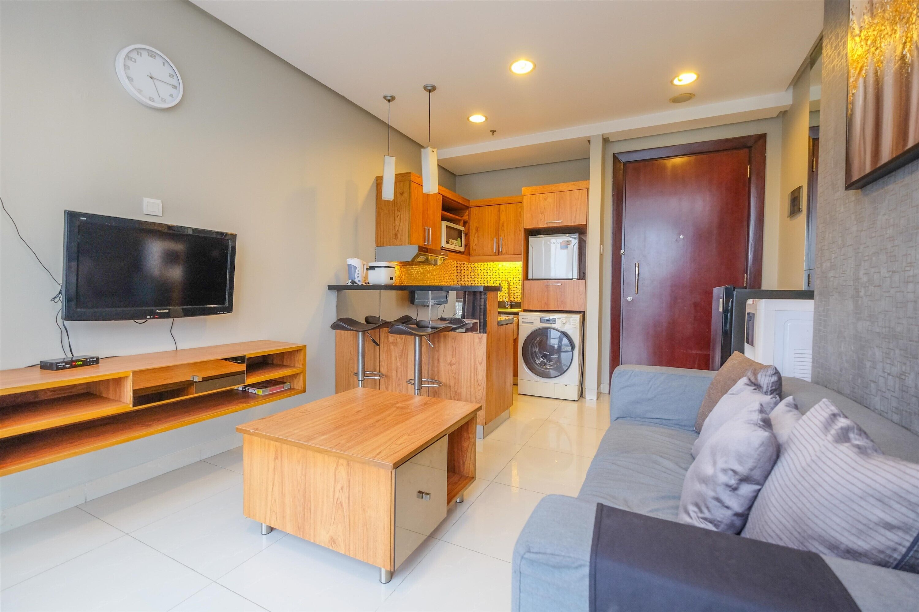 Un apartamento moderno con cocina, comedor y sala de estar.