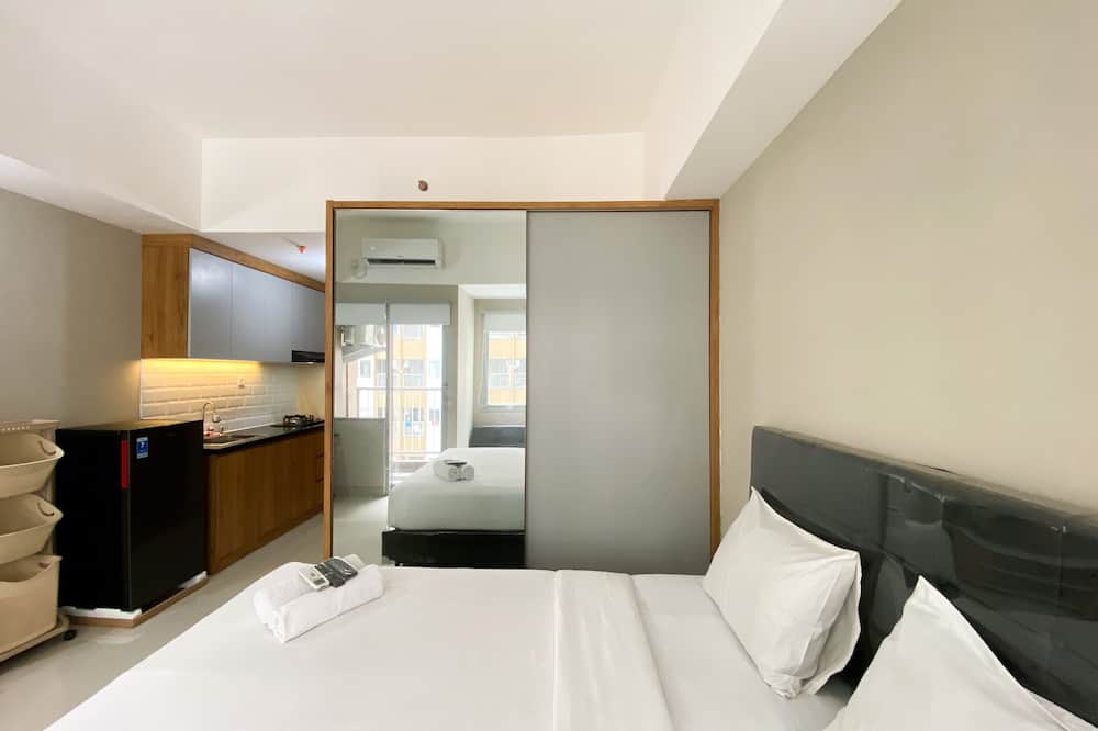 Homey and Cozy Stay Studio LRT City Jatibening Apartment