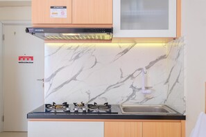 Private kitchen - Nice And Comfy Studio At Green Pramuka City Apartment (Jakarta)