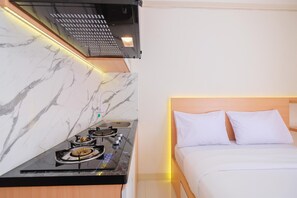 Private kitchen - Nice And Comfy Studio At Green Pramuka City Apartment (Jakarta)