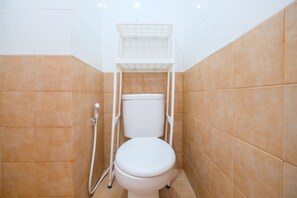Bathroom - Nice And Comfy Studio At Green Pramuka City Apartment (Jakarta)
