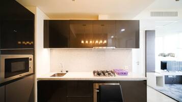 Apartamento, 2 quartos | Cozinha privada | Geladeira grande, cooktop