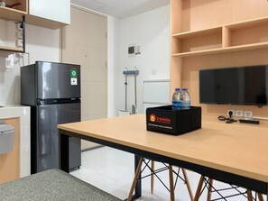 Enjoy complimentary food and beverage services in this fully equipped kitchen with a refrigerator, countertop, and cabinet.