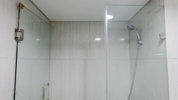 Apartamento, 2 quartos | Banheiro