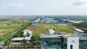 Un complejo hospitalario con varias edificaciones, incluyendo una estructura de vidrio grande con el rótulo "HELA HOSPITAL".