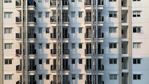 Ein Hochhaus mit zahlreichen Balkonen und Fenstern.