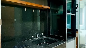 Huoneisto | Yksityinen keittiö | Täysikokoinen jääkaappi, liesi