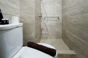 Apartment | Bathroom - Relaxing Studio At Vida View Makassar Apartment (Makassar)