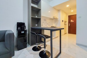 Apartment, 2 Bedrooms | Private kitchen | Full-sized fridge, stovetop - Styisth 2Br At Sky House Bsd Apartment (Pagedangan)