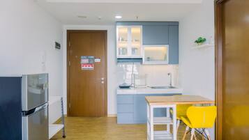 Apartment, 1 Bedroom | Private kitchen | Full-sized fridge, stovetop