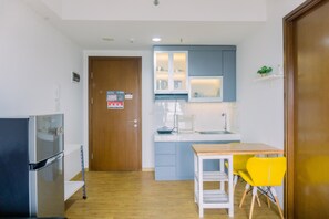 Apartment, 1 Bedroom | Private kitchen | Full-sized fridge, stovetop