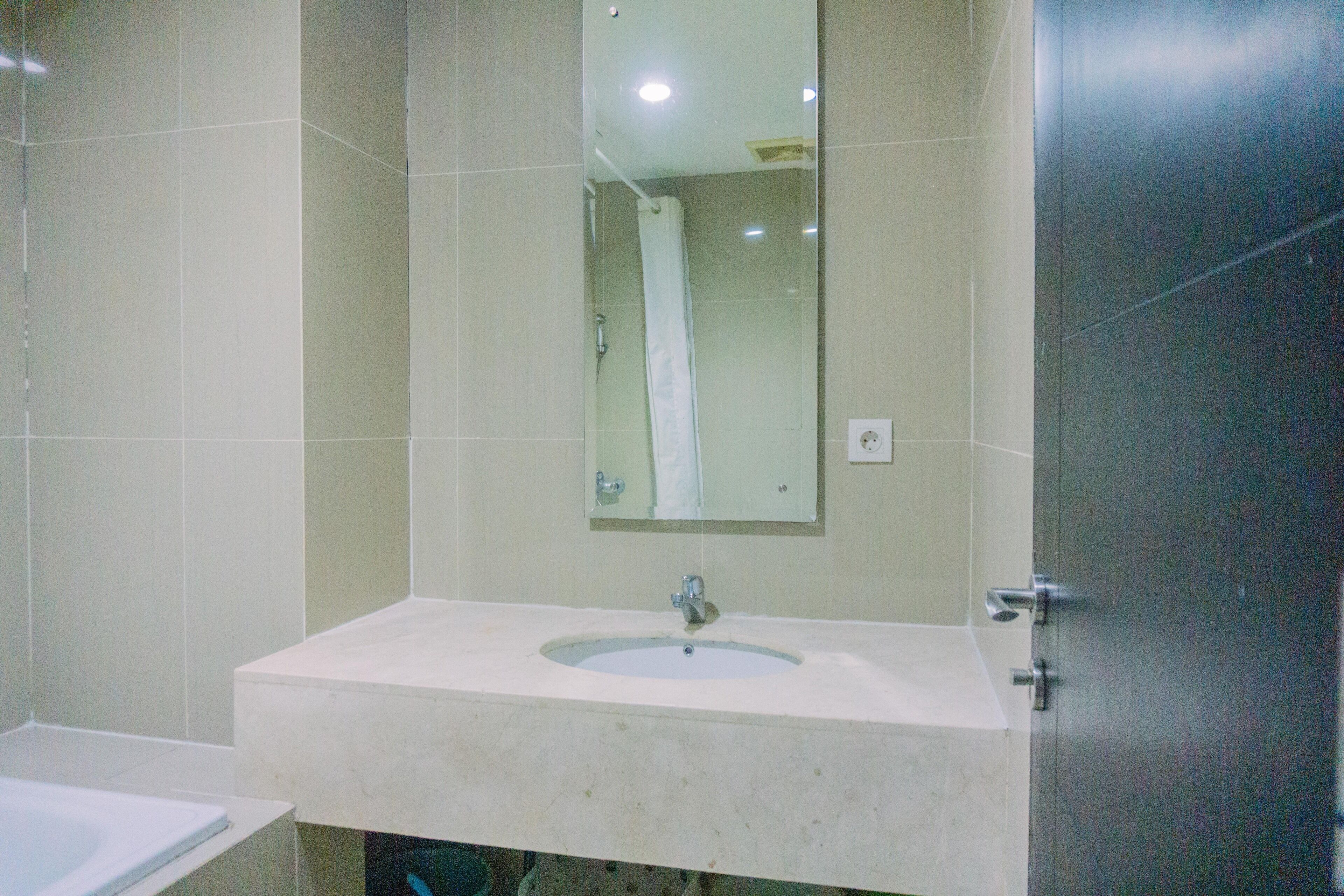 Une salle de bain avec un lavabo, un miroir et une douche.