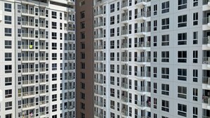 Un edificio residencial de gran altura con múltiples balcones y ventanas.