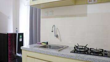 Apartamento | Cozinha privada | Geladeira grande, cooktop