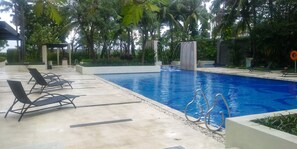 Una piscina al aire libre