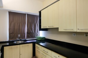 Appartement, 3 chambres | Cuisine privée | Réfrigérateur grande capacité avec congélateur, surface de cuisson