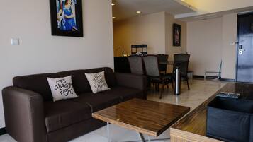 Appartement, 2 slaapkamers | Woonruimte | Een televisie