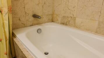 Departamento, 2 habitaciones | Baño | Amenidades de baño gratuitas y toallas