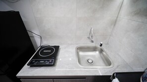 Apartamento | Cocina privada | Frigorífico grande y placa de cocina