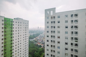 Ein Hochhaus mit mehreren Etagen, ausgestattet mit zahlreichen Fenstern und Balkonen.