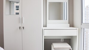 Um banheiro minimalista com um lavatório branco, um espelho e um porta-toalhas.