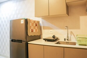 Apartment, 1 Bedroom | Private kitchen | Full-size fridge, stovetop